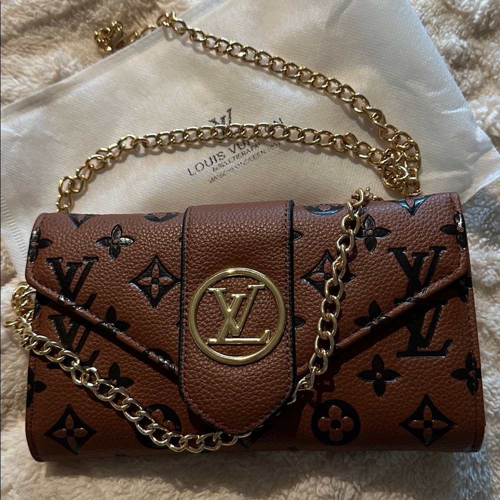 Wearable wallet with chain strap